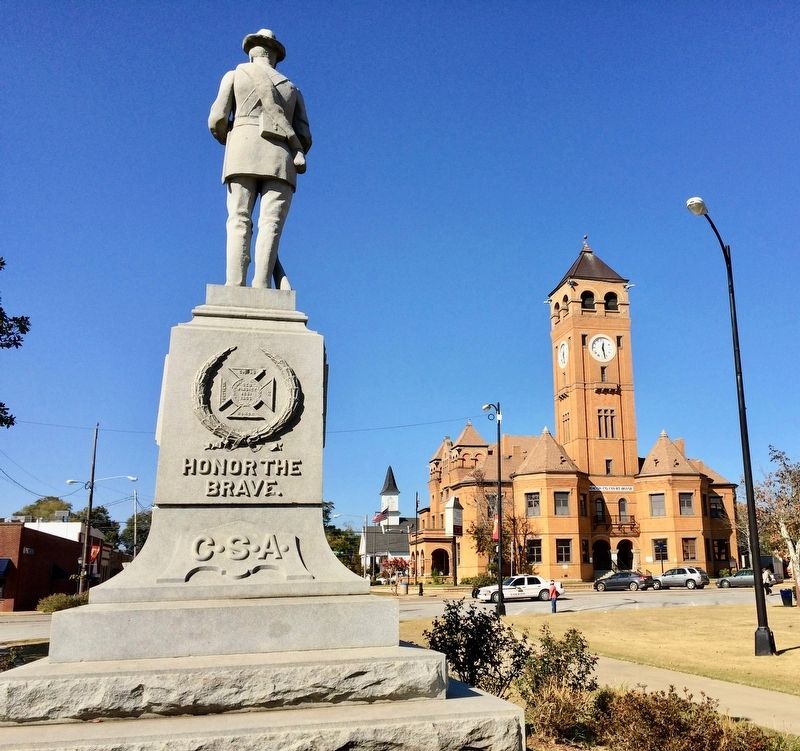Macon County Courthouse in background behind Confederate statue. image. Click for full size.