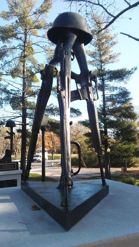 Veterans Memorial Sculpture image. Click for full size.