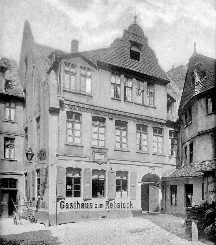 <i>Das Geburtshaus von Friedrich Stoltze, Im Rebstock 4, um 1897</i> image. Click for full size.