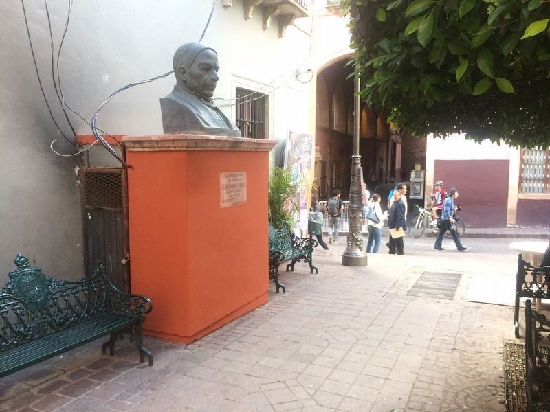 An additional nearby marker and bust of Benito Juárez image. Click for full size.