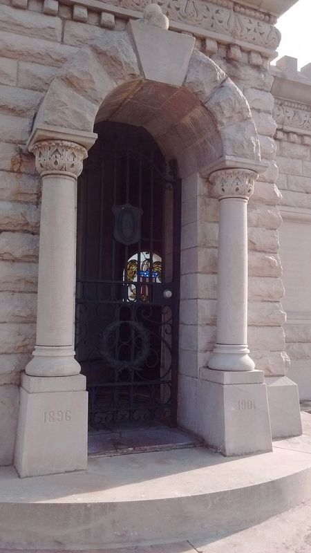 Union Soldiers Monument Entrance image. Click for full size.