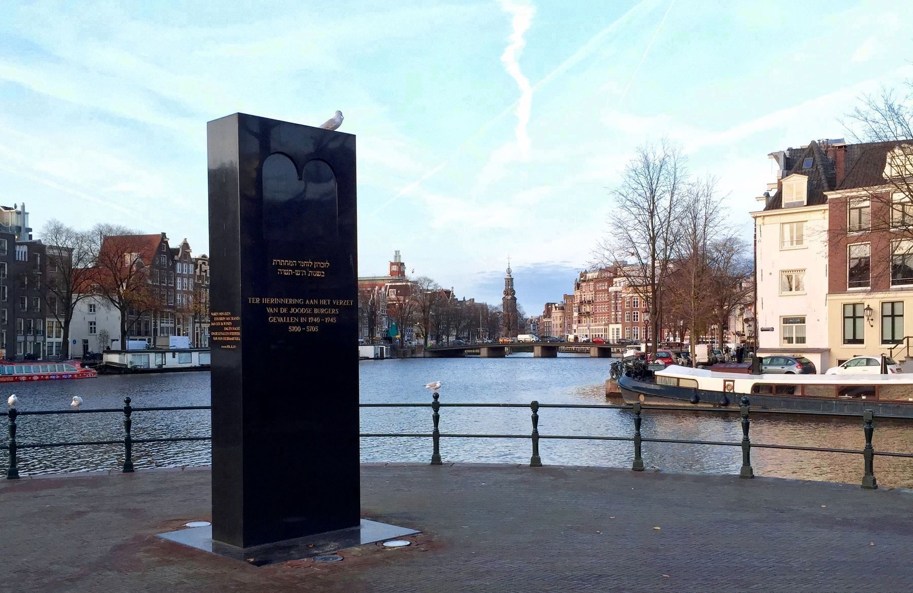 Joods Verzetsmonument /Jewish Resistance Monument - Wide View, Looking West Along the Amstel River image. Click for full size.