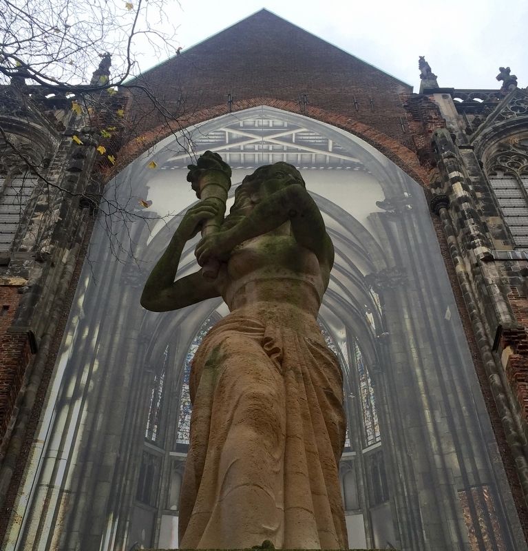 Verzetsmonument Utrecht / Utrecht Resistance Monument - Closeup of the Statue image. Click for full size.