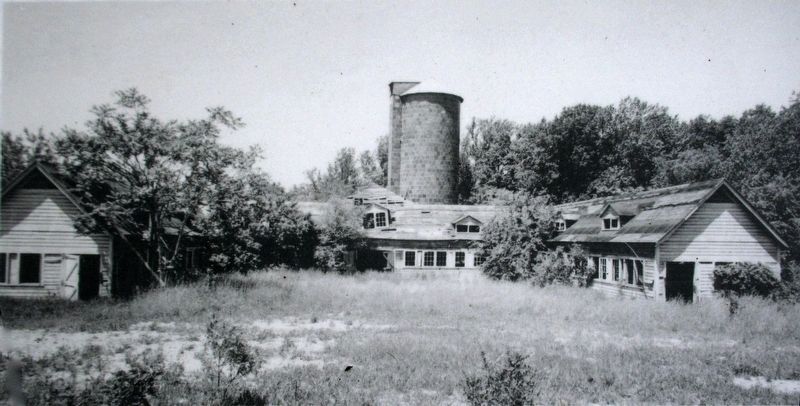 Godding Croft, Dairy Barn & Silo image. Click for full size.