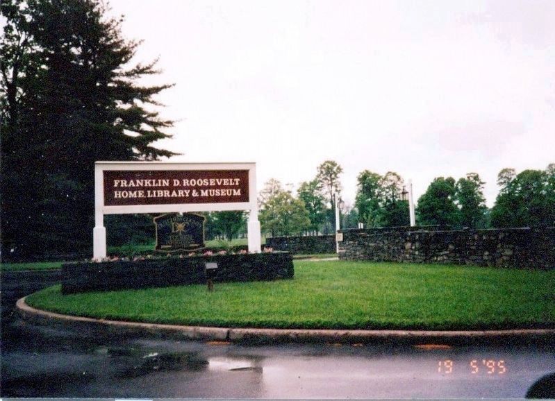 Sign at the entrance to Franklin D. Roosevelt Home Library and Museum image. Click for full size.