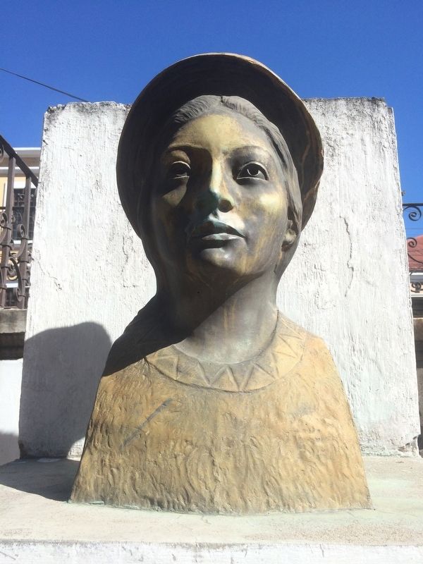 Rosario de Paz Chajchalac de Mendizabal bust atop the marker base. image. Click for full size.