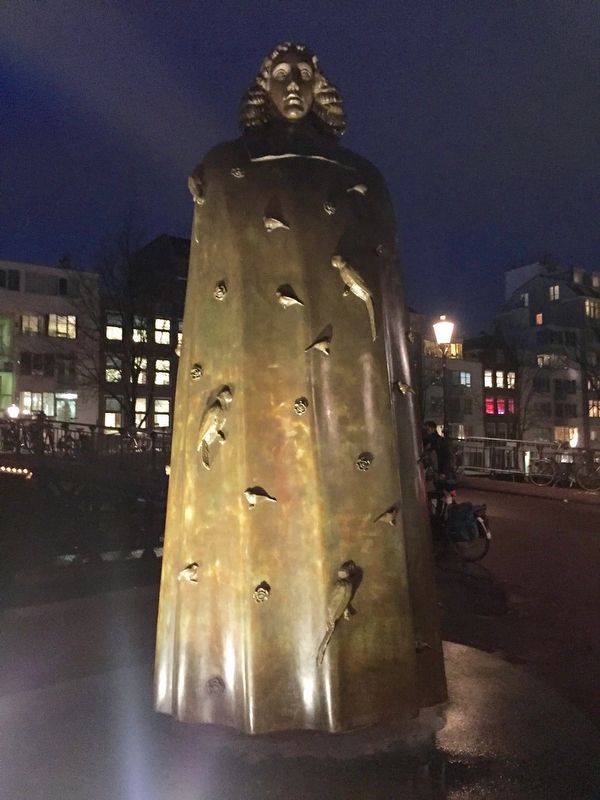Benedictus de Spinoza Statue, Night View image. Click for full size.