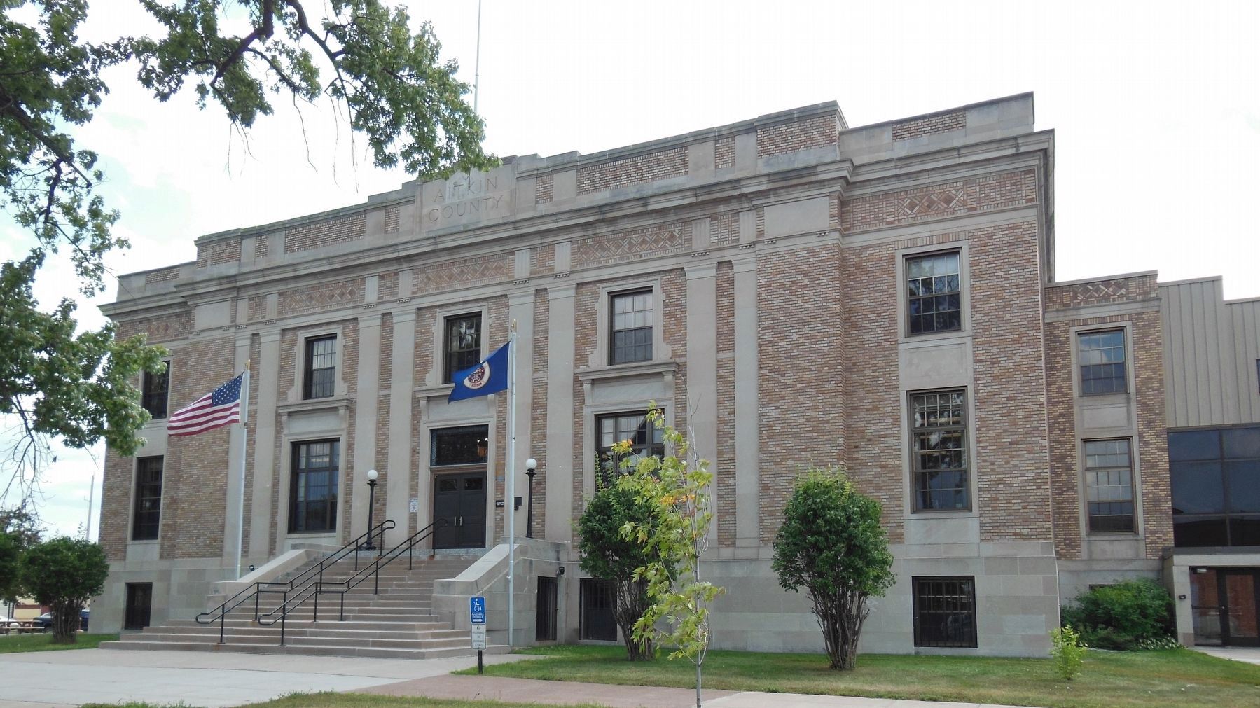 Aitkin County Courthouse (<b><i>front view</b></i>) image. Click for full size.