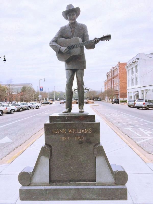 This 1991 Hank Williams statue is located in front of Montgomery's Riverfront Park. image. Click for full size.