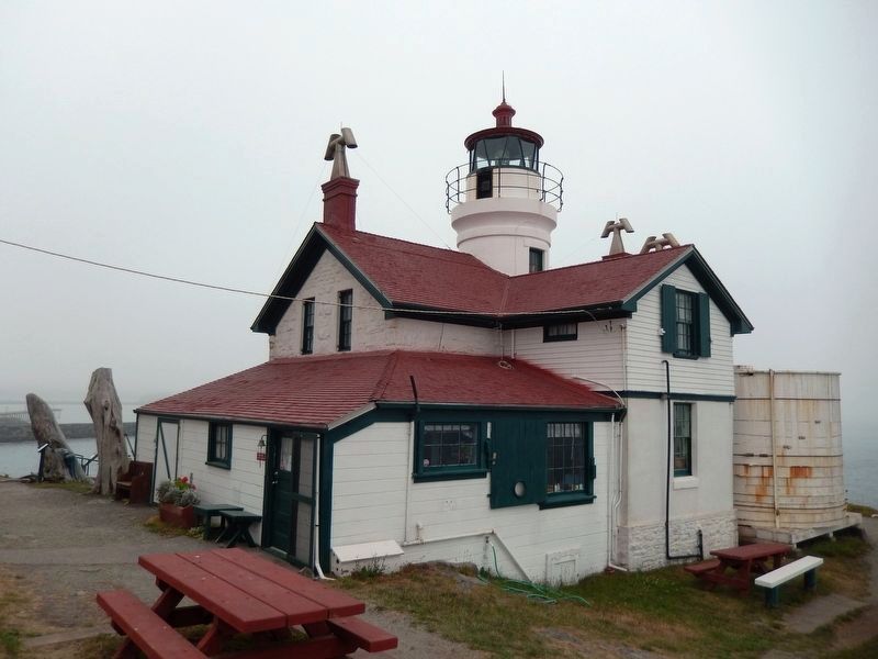 Battery Point Lighthouse (<b><i>back view</b></i>) image. Click for full size.