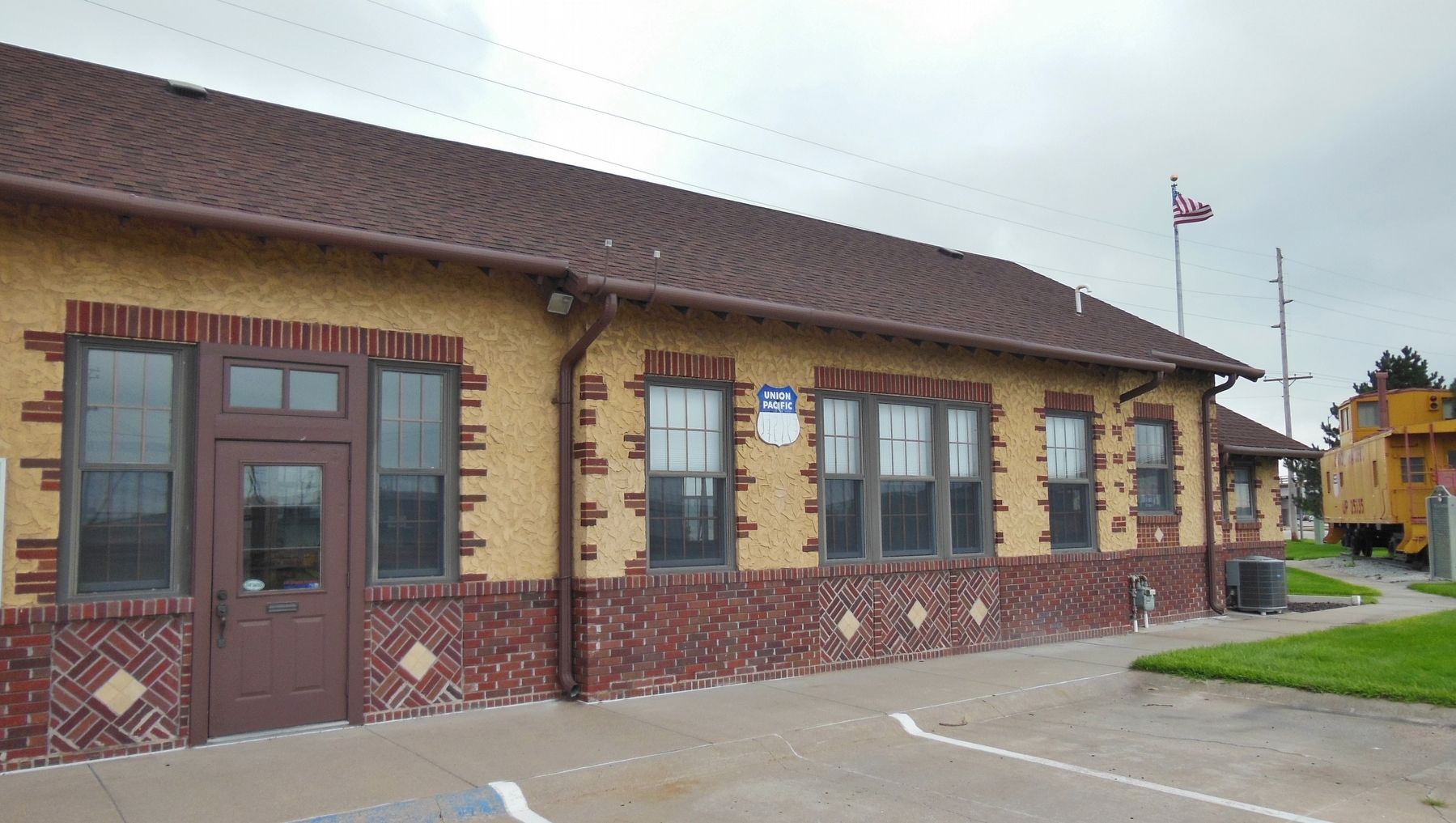 Former Cozad Union Pacific Railroad Depot image. Click for full size.