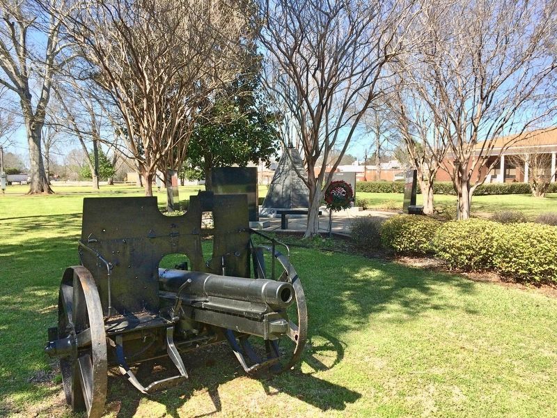 The Clarke County War Memorial and nearby cannon. image. Click for full size.