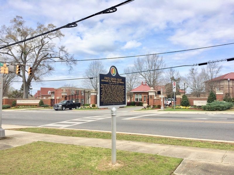 View of marker and Booker T. Washington Boulevard entrance to Tuskegee University. image. Click for full size.