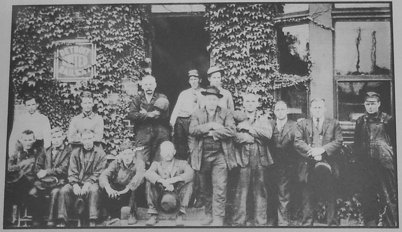 Workmen Outside D.U.R. Car Barn ca. 1915 (<b><i>marker inset</b></i>) image. Click for full size.