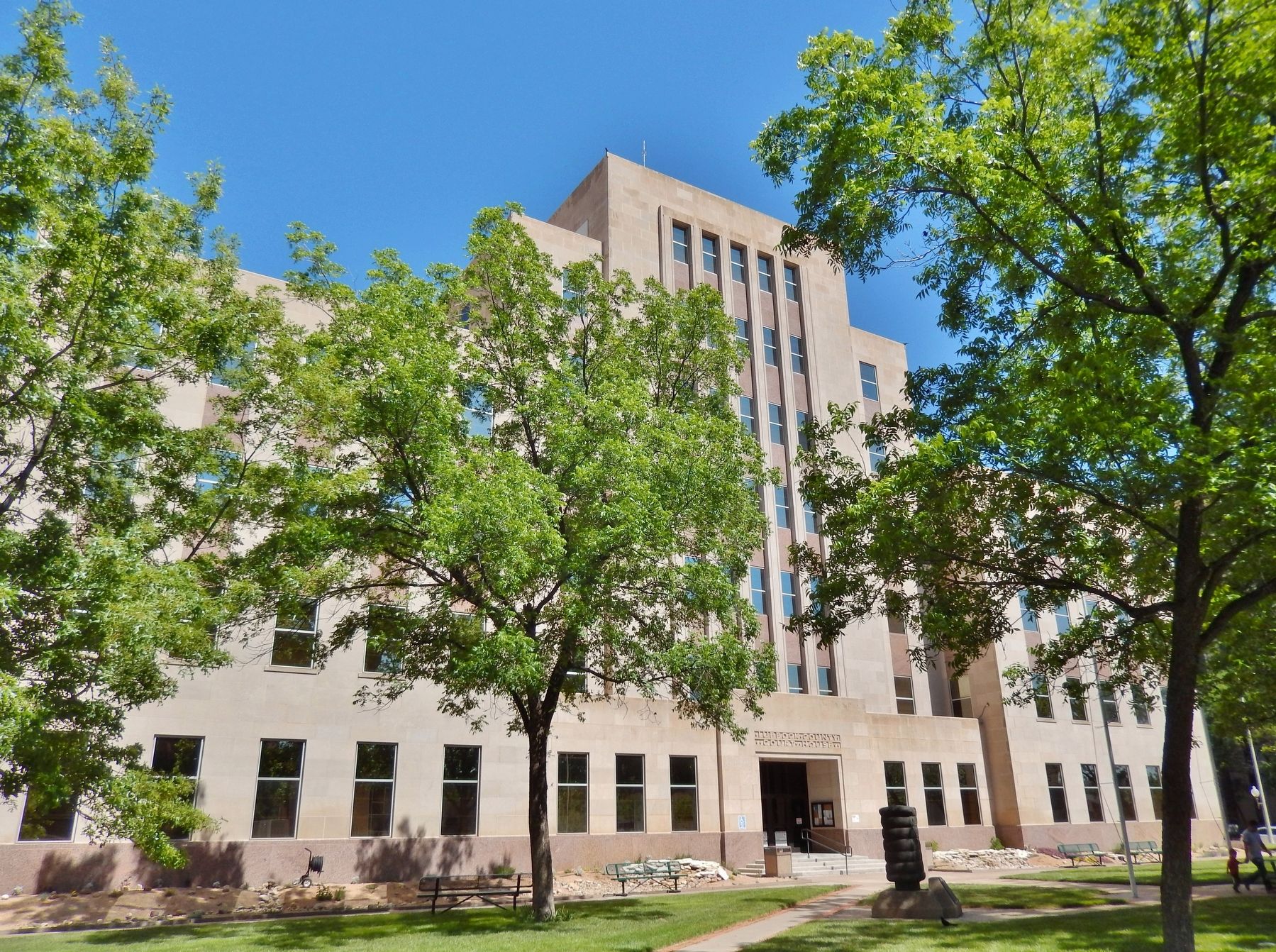 Lubbock County Courthouse (<b><i>Monument & Marker visible right of sidewalk</b></i>) image. Click for full size.