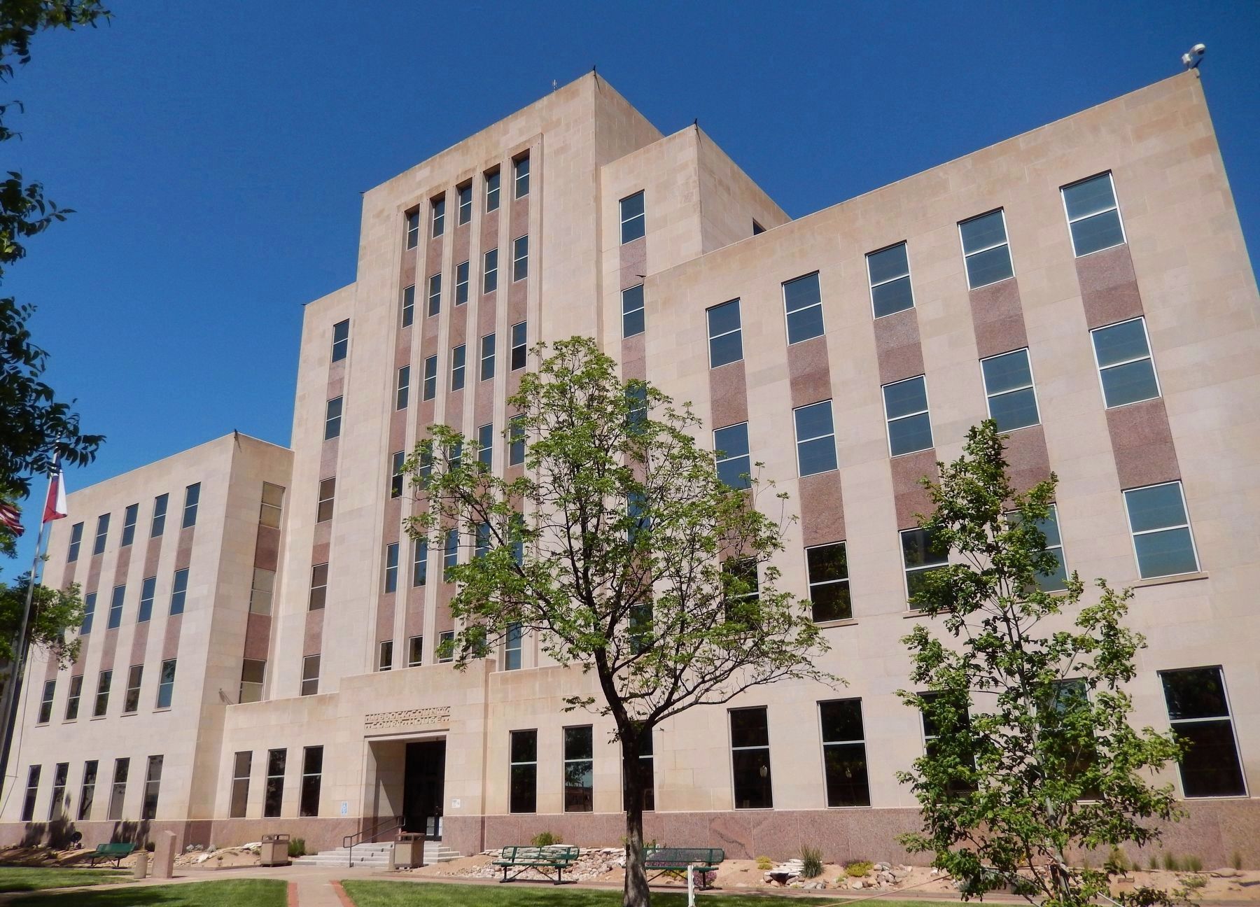 Lubbock County Courthouse (<b><i>wide view; marker visible bottom left</b></i>) image. Click for full size.
