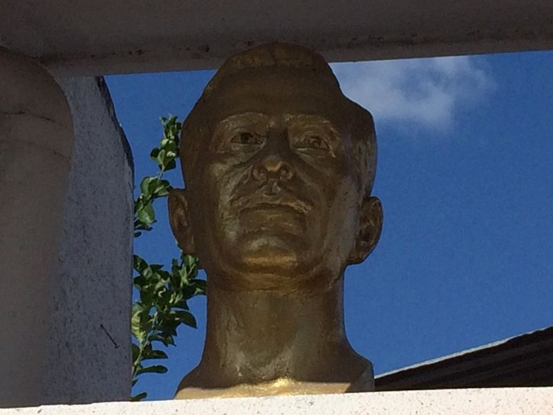 Pedro Infante Cruz Memorial bust image. Click for full size.