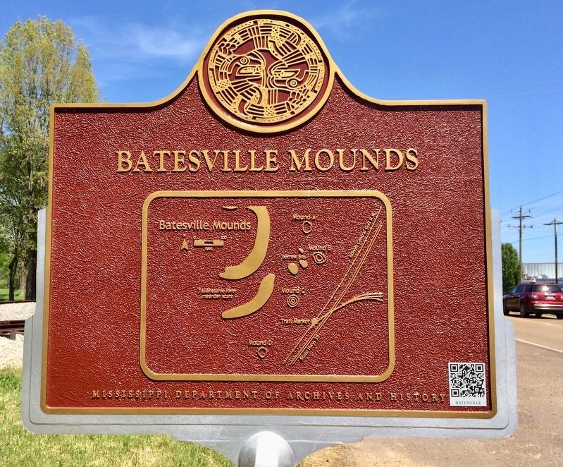Rear of marker showing the layout of the mounds. image. Click for full size.