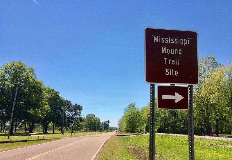 Looking south at street sign noting Mound Trail locations. image. Click for full size.