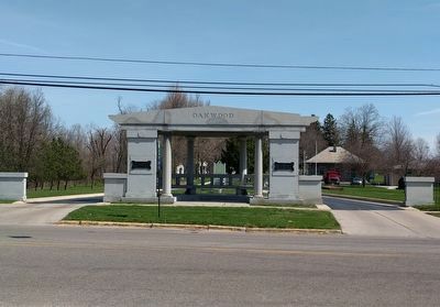 Oakwood Cemetery Entrance and Marker image. Click for full size.