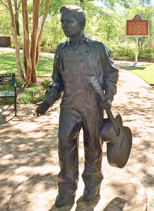 Elvis at age 13 statue, same as on the plaque. image. Click for full size.