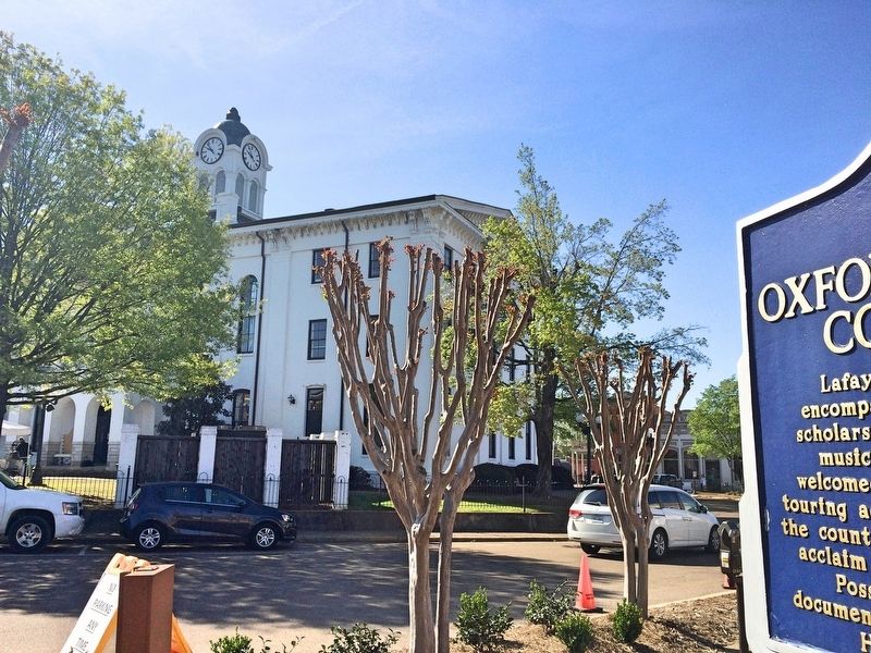 Marker next to the Lafayette County Courthouse. image. Click for full size.