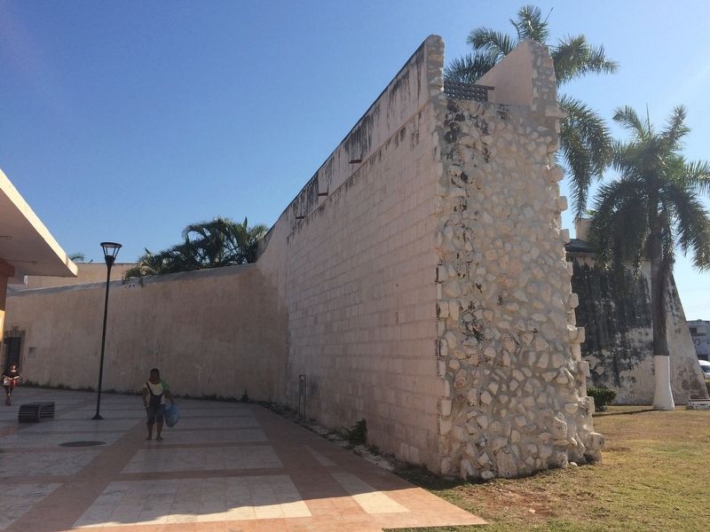 A remaining portion of the surrounding wall of Campeche near the Bastion of San Pedro image. Click for full size.
