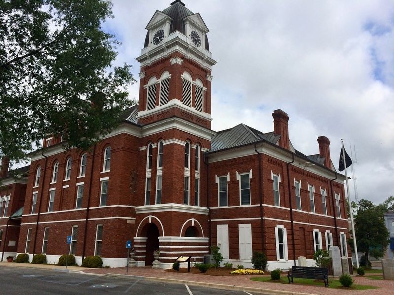 Washington County Courthouse with marker on right. image. Click for full size.