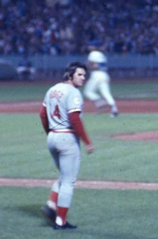 Pete Rose walking onto the field image. Click for full size.