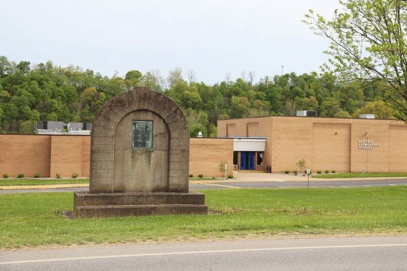Fort Frye Marker and Beverly Elementary School image. Click for full size.