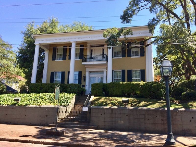 The Anchuca mansion (marker is just to left next to the sidewalk). image. Click for full size.