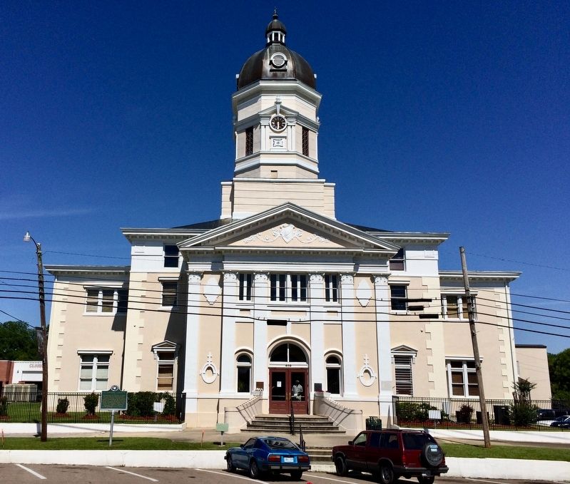 The Claiborne County Courthouse. image. Click for full size.