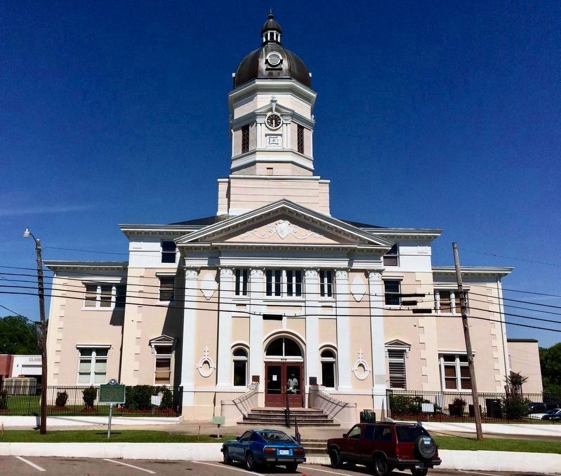 Claiborne County Courthouse image. Click for full size.