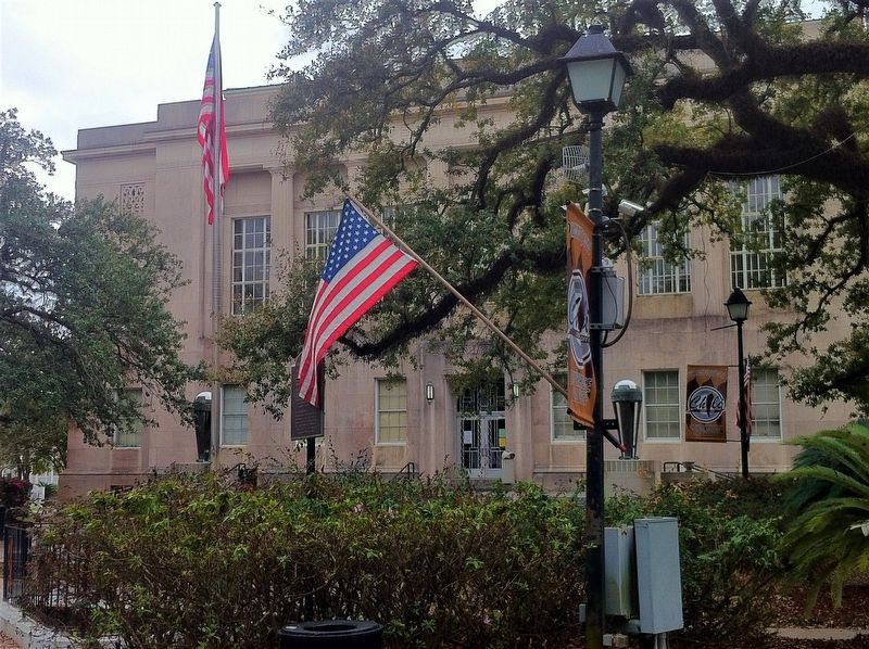 Terrebonne Parish Courthouse Square Oaks Marker image. Click for full size.