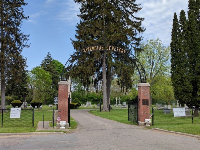 Riverside Cemetery Entrance image. Click for full size.