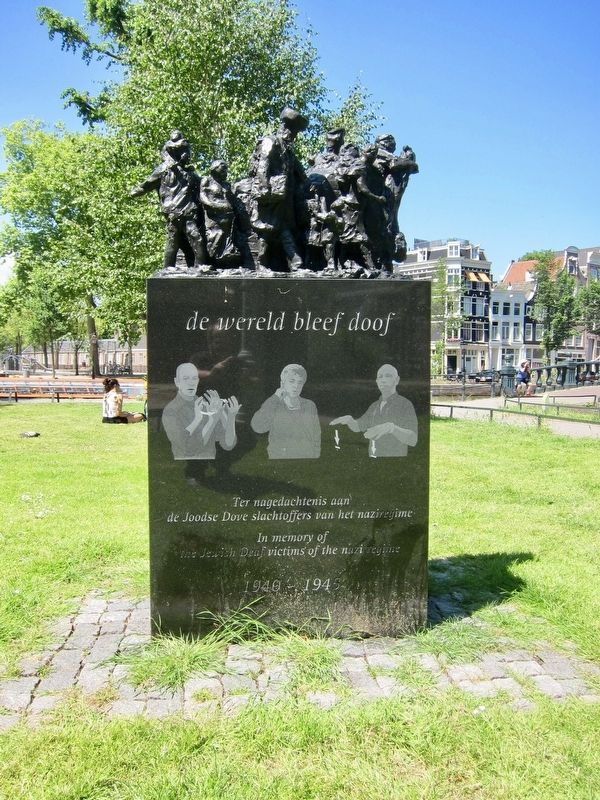 de wereld bleef doof / The World Remained Deaf Memorial image. Click for full size.