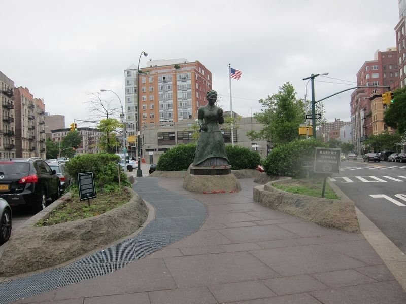 Swing Low: Harriet Tubman Memorial Marker - Wide View image. Click for full size.
