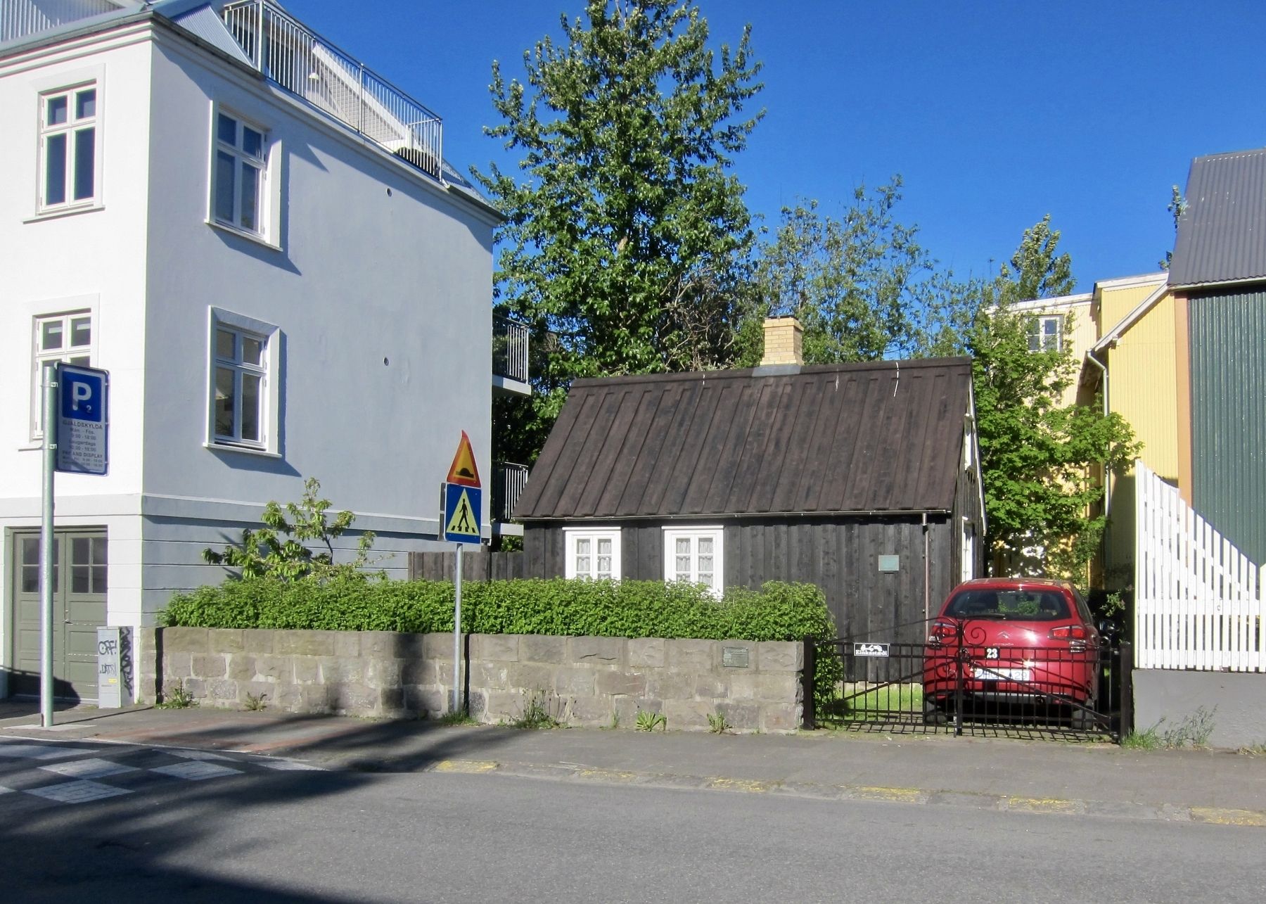 Vaktarab�rinn Marker - Wide View image. Click for full size.