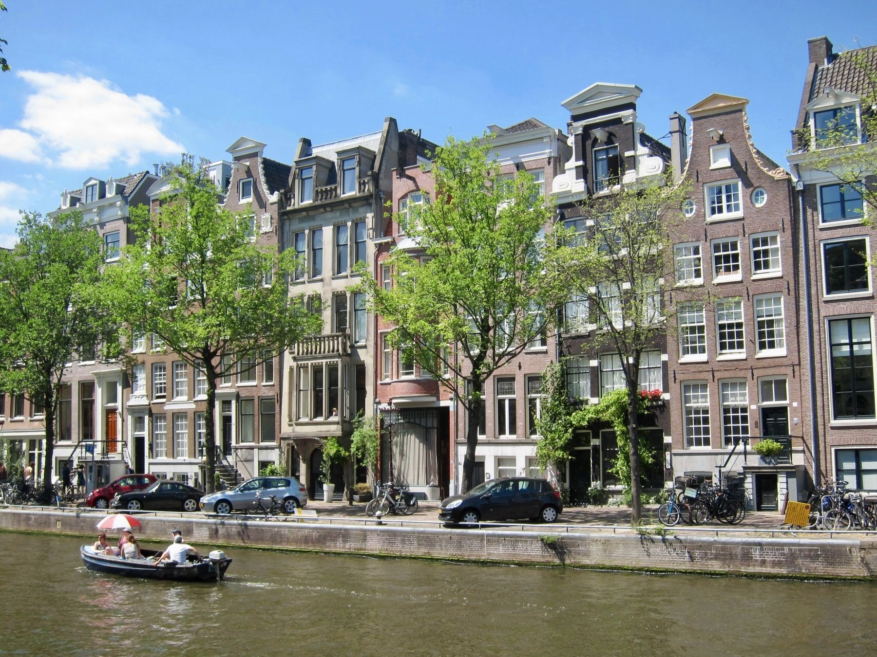 Woonhuis familie Nunes da Costa / Residence of the Nunes da Costa Family, from Across the Canal. Click for full size. Woonhuis familie Nunes da Costa / Residence of the Nunes da Costa Family, from Across the Canal image. Click for full size.