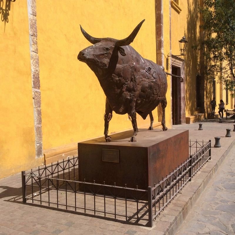 Nearby sculpture of a bull by David Kestenbaum image. Click for full size.
