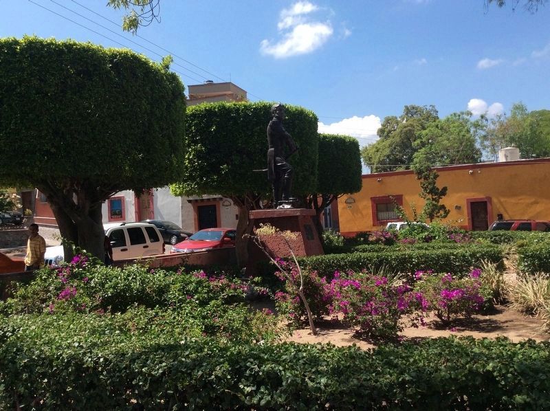 Captain Juan Aldama y Gonz�lez statue and marker image. Click for full size.