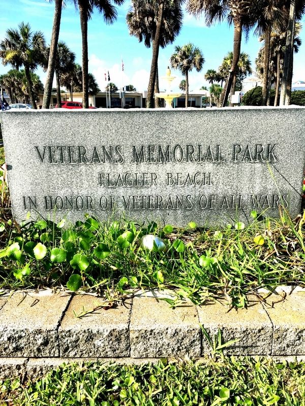 Older Veterans Memorial Park Sign image. Click for full size.