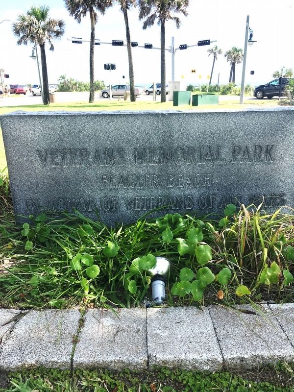 Older Veterans Memorial Park Sign image. Click for full size.