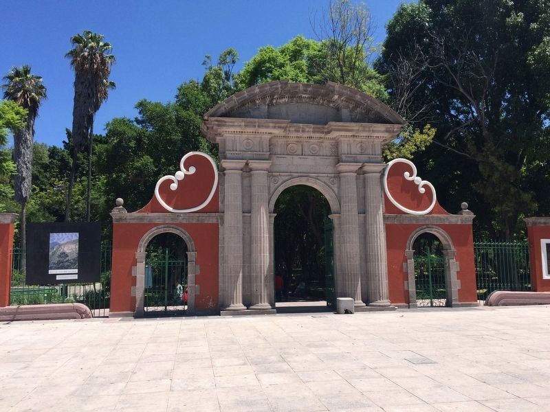 The southern entry arch into the Alameda Hidalgo image. Click for full size.