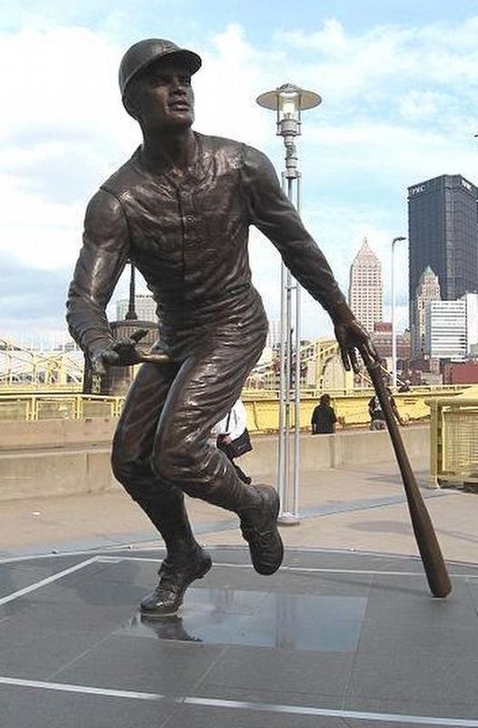 Roberto Clemente Statue at PNC Park, Pittsburg, Pennsylvania image. Click for full size.
