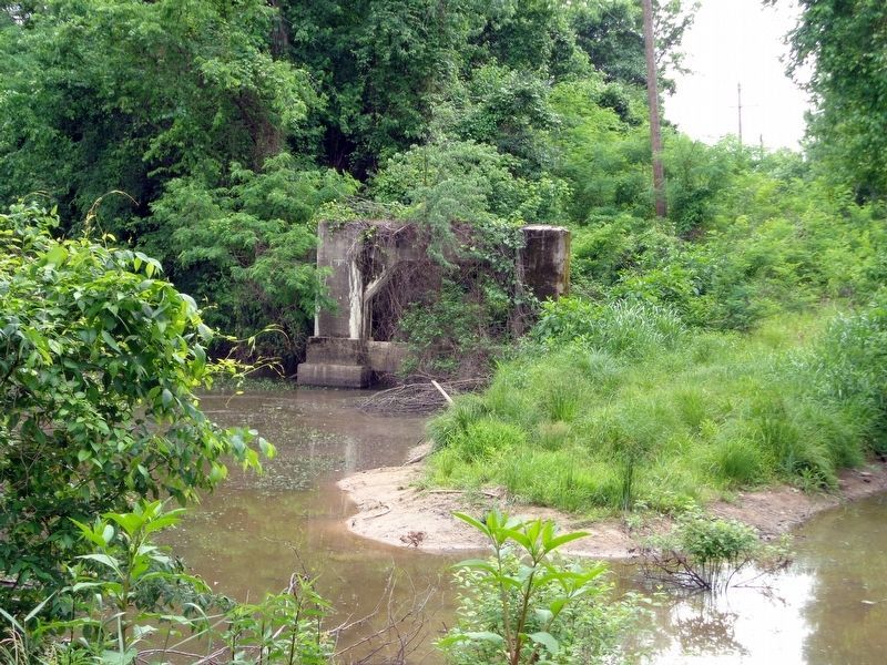 Remains of the west bridge abutment below which the lynching took place image. Click for full size.