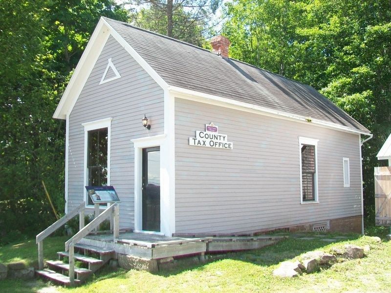County Tax Office / La perception du comt� and Marker image. Click for full size.