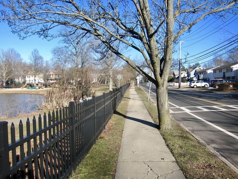 Suffolk County Marker - Wide View, Looking East on Oak Street image. Click for full size.
