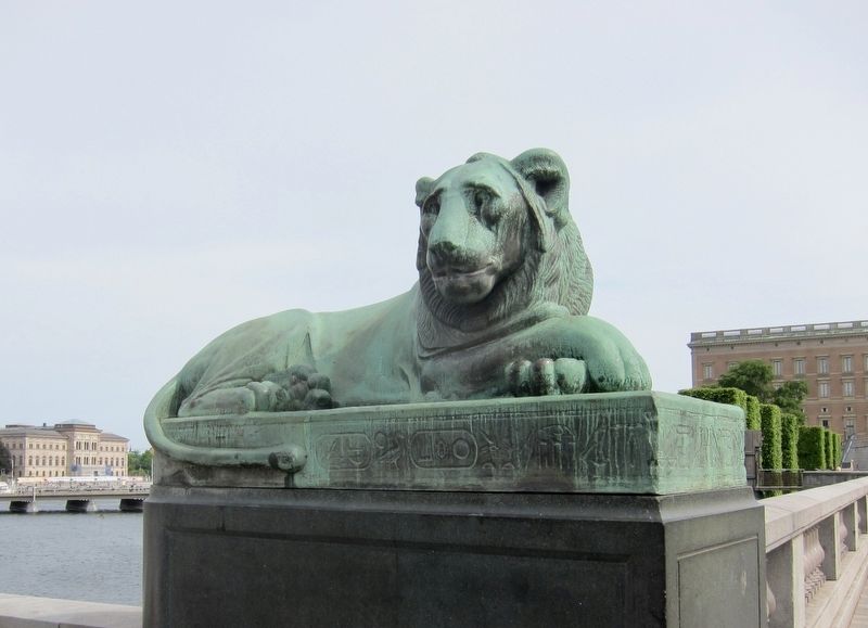 Lion at the North End of the Bridge (circa 1926) image. Click for full size.