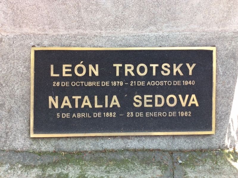 Leon Trotsky’s Funeral Column detail image. Click for full size.